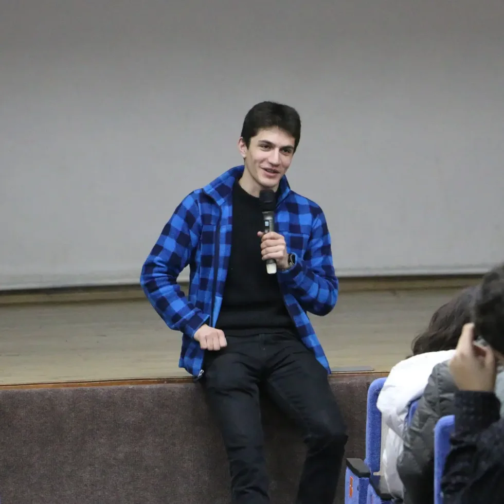 Շրջանավարտ Գրիգոր Թուխարյանը Ճմարանում