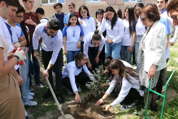 Երկուական եղևնի՝ Հիշողության պուրակում